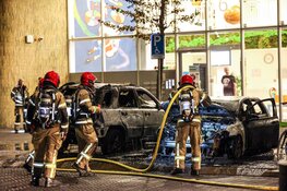 Flinke autobrand in West, twee voertuigen verwoest