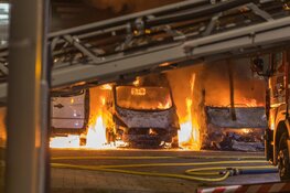 Vijf voertuigen in brand aan Poortland in Amsterdam