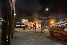 Vijf voertuigen in brand aan Poortland in Amsterdam
