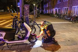 Auto rijdt door na aanrijding met scooter