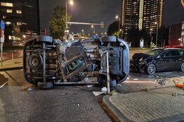Bestelbus op zijn kant na aanrijding