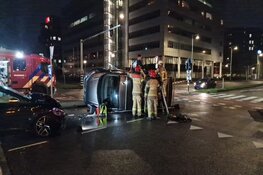 Bestelbus op zijn kant na aanrijding