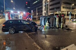 Bestelbus op zijn kant na aanrijding