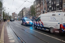 Fietser raakt bekneld onder auto na aanrijding