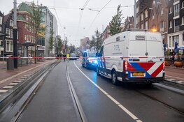 Fietser raakt bekneld onder auto na aanrijding