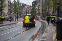 Fietser raakt bekneld onder auto na aanrijding