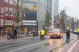 Fietser raakt bekneld onder auto na aanrijding