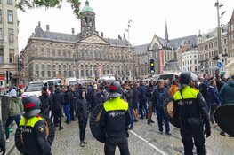 Grote groep Marseille supporters op De Dam, politie grijpt in