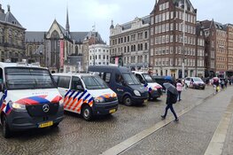 Grote groep Marseille supporters op De Dam, politie grijpt in