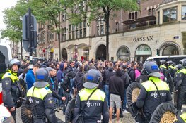 Grote groep Marseille supporters op De Dam, politie grijpt in