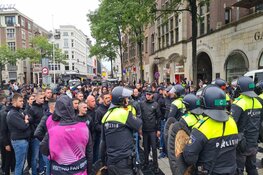 Grote groep Marseille supporters op De Dam, politie grijpt in