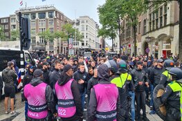 Grote groep Marseille supporters op De Dam, politie grijpt in
