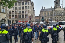 Grote groep Marseille supporters op De Dam, politie grijpt in