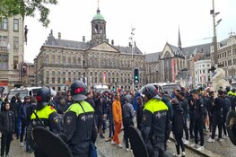 Grote groep Marseille supporters op De Dam, politie grijpt in