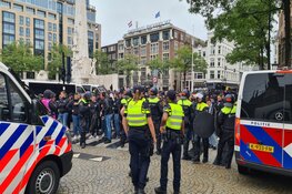 Grote groep Marseille supporters op De Dam, politie grijpt in