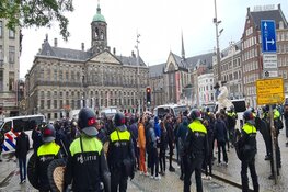 Grote groep Marseille supporters op De Dam, politie grijpt in