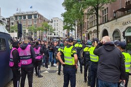 Grote groep Marseille supporters op De Dam, politie grijpt in