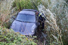 Peperdure Porsche raakt in slip en crasht in Muiden