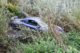 Peperdure Porsche raakt in slip en crasht in Muiden