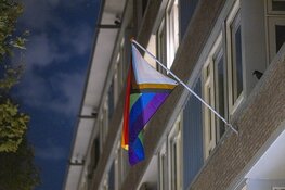 Explosief gebruikt om lhbtiq+ vlag in de brand te steken in Amsterdam