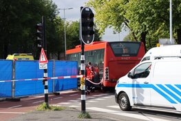 Fietser overleden door botsing met lijnbus