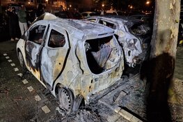 Brand verwoest twee voertuigen in Zaandam