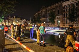 Reanimatie na val in water bij het Rokin in Amsterdam