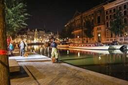 Reanimatie na val in water bij het Rokin in Amsterdam