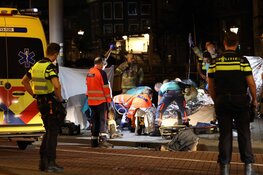 Reanimatie na val in water bij het Rokin in Amsterdam