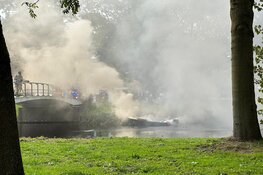Boot in brand aan Hoekenesgracht in Amsterdam