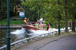 Bootje in brand vlakbij eiland bij Muiden