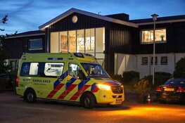 Bootje in brand vlakbij eiland bij Muiden