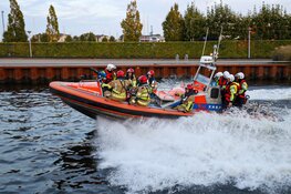 Bootje in brand vlakbij eiland bij Muiden