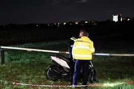 Scooter te water aan de Lutkemeerweg in Nieuw-West