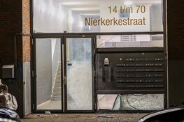 Voordeur en portiek beschadigd bij explosie in Amsterdam-Osdorp