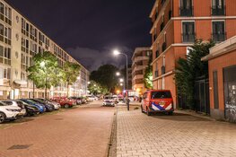 Voordeur en portiek beschadigd bij explosie in Amsterdam-Osdorp