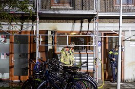 Schade na explosie in portiek Derkinderenstraat