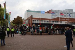 Demonstratie tegen hijsen Israëlische vlag in Amsterdam