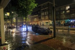 Auto over de kop in Amsterdam-Oost
