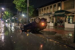 Auto over de kop in Amsterdam-Oost
