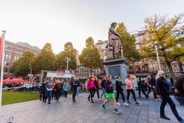 Sfeervolle 9e editie Amsterdam City Walk prikkelt zintuigen van 12.000 deelnemers