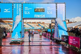 Joshua Belet en Meseret Belete winnen TCS Amsterdam Marathon. Anne Luijten loopt Olympische limiet