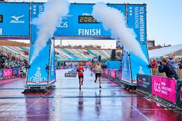 Joshua Belet en Meseret Belete winnen TCS Amsterdam Marathon. Anne Luijten loopt Olympische limiet