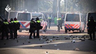 Gezocht: Verdachten gooien stenen na wedstrijd Ajax-Feyenoord