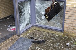 Veel schade bij explosie in portiek aan de Tjalk in Diemen