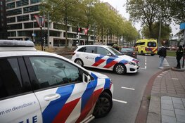 Fietser belandt op voorruit van auto in Amsterdam-Zuid