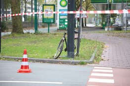 Fietser belandt op voorruit van auto in Amsterdam-Zuid