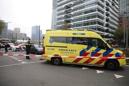 Fietser belandt op voorruit van auto in Amsterdam-Zuid