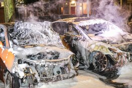 Twee auto`s uitgebrand in Amsterdam-Noord