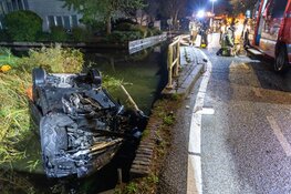 Peperdure Porsche crasht in Landsmeer, bestuurder spoorloos
